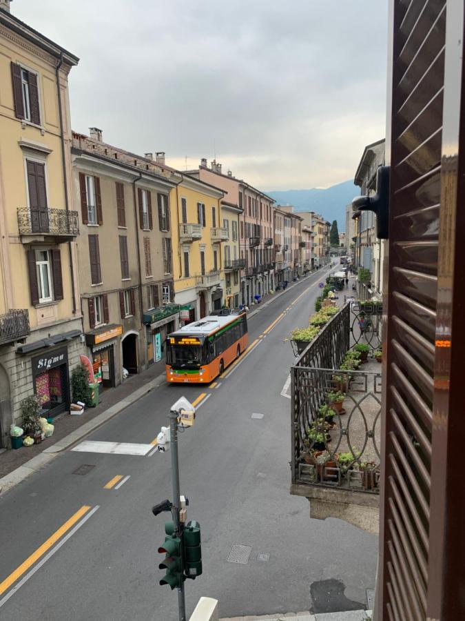 Studio Apartment Una Finestra Su Como Exterior photo